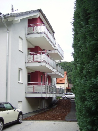 Mehrfamilienhaus mit Balkongeländer aus Stahl und Füllung aus Aluminiumblechen. (4) Mehrfamilienhaus mit Balkongeländer aus Stahl und Füllung aus Aluminiumblechen. (4)